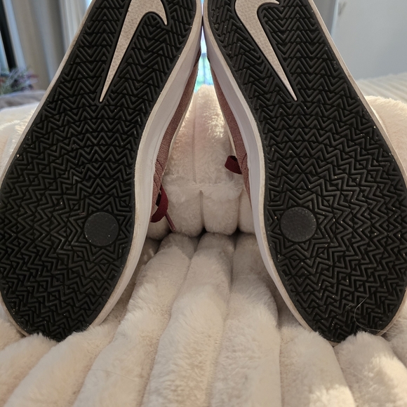 Nike Women's Athletic Shoes Red and White - Picture 5 of 5